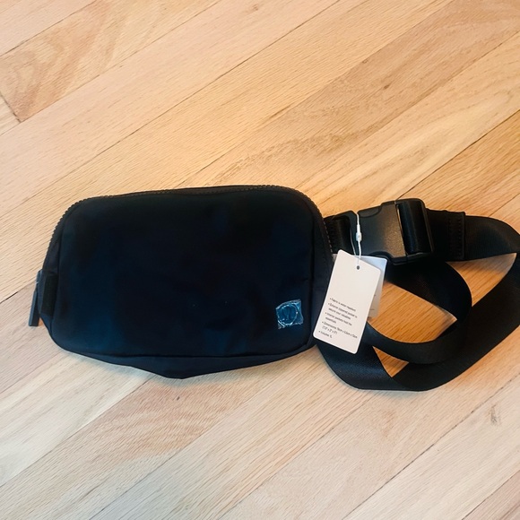 NWT Lululemon Everywhere Belt Bag in Black - Picture 2 of 5
